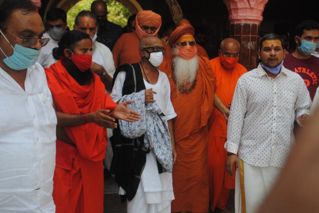 Pujya Morari Bapuji offers prayers at Vrindavan Temple