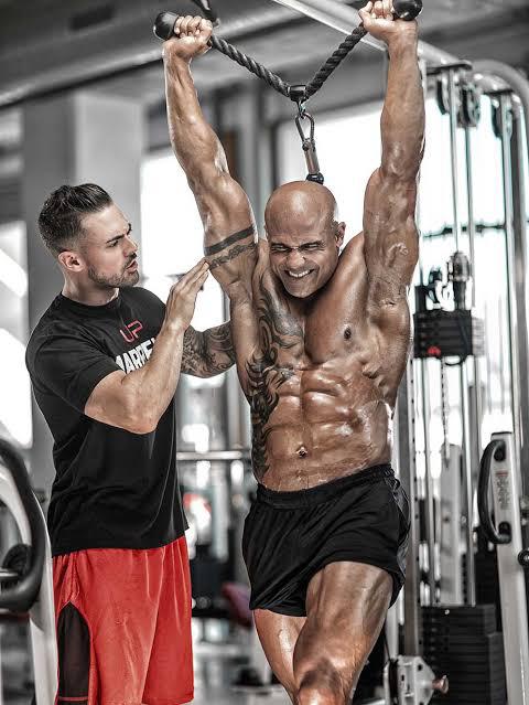 Offering personalized fitness coaching and mentorship is Marbella’s top fitness coach, Vaughn Cohen.