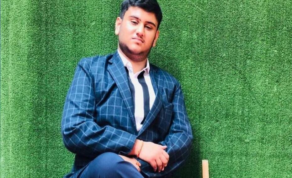 Anmol gupta always keeps his fans and admirers informed about his present whereabouts by posting regular pictures and updates.