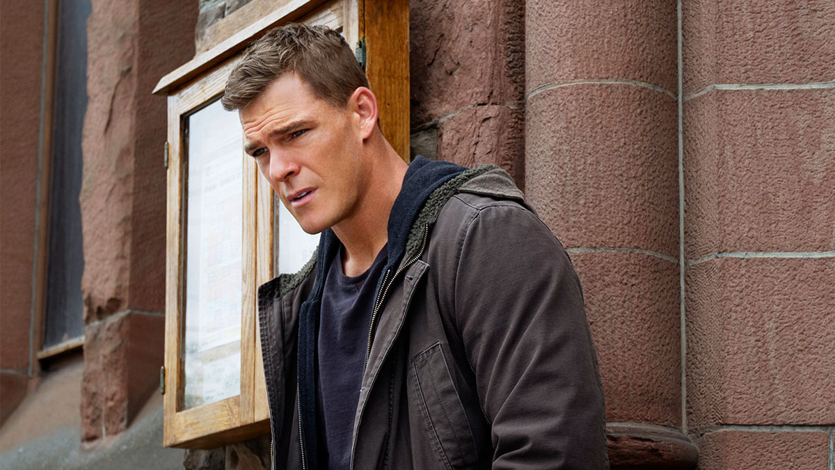 Alan Ritchson sizes up Jack Reacher in 1st look at the Amazon series