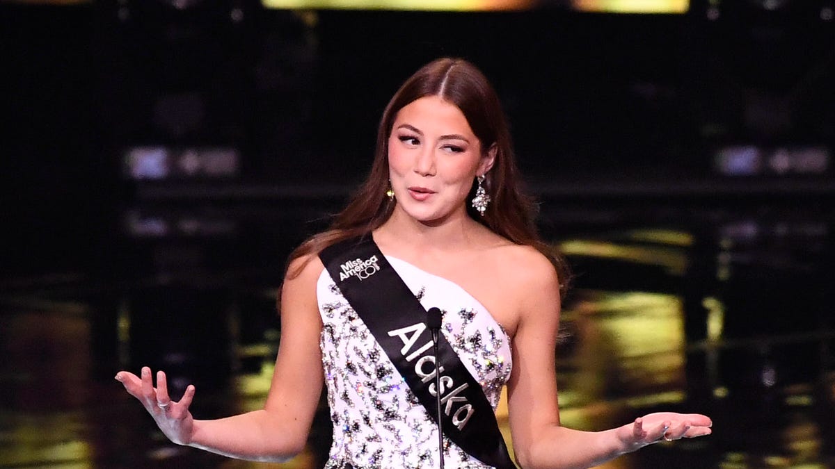 Miss alaska, Emma Broyles, crowned Miss America