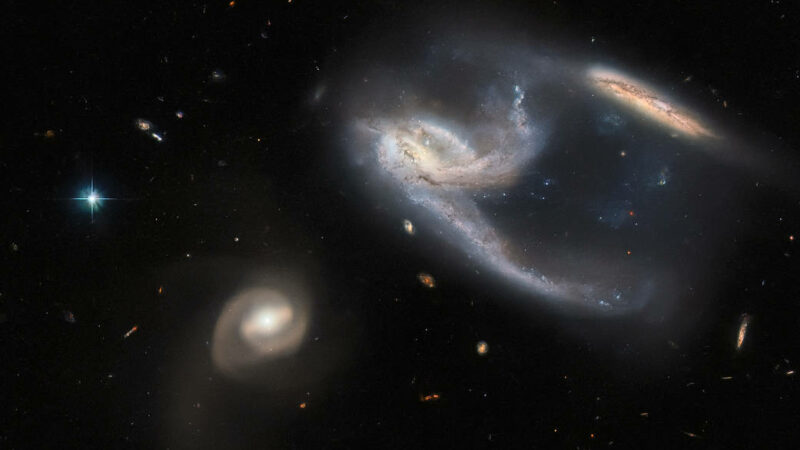 Hubble Spots a Starship-Shaped Galactic Pair