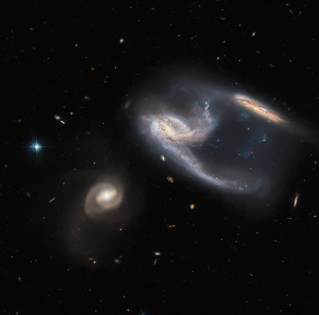 Hubble Spots a Starship-Shaped Galactic Pair