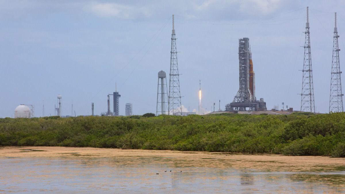 The SpaceX Falcon 9 climbs on top of the other two rockets in the amazing launch photo