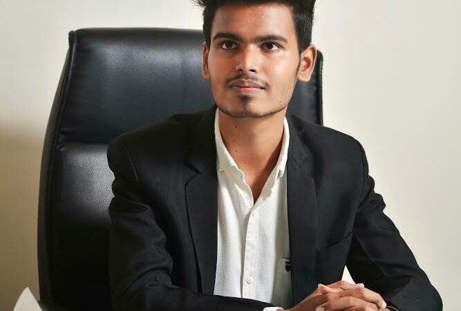 How did a 19-year-old Pratik Bhor establish the fastest-growing financial platform?