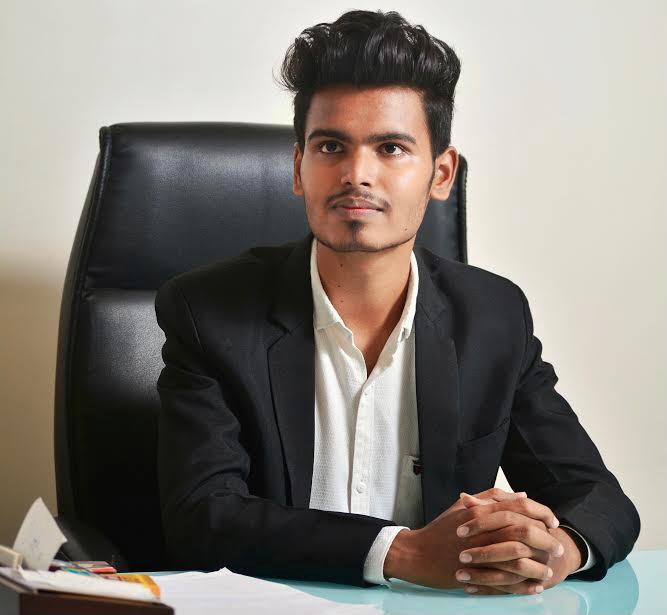 How did a 19-year-old Pratik Bhor establish the fastest-growing financial platform?