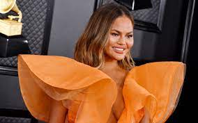 Chrissy Teigen marks a year without consuming alcohol in a candid Instagram post.