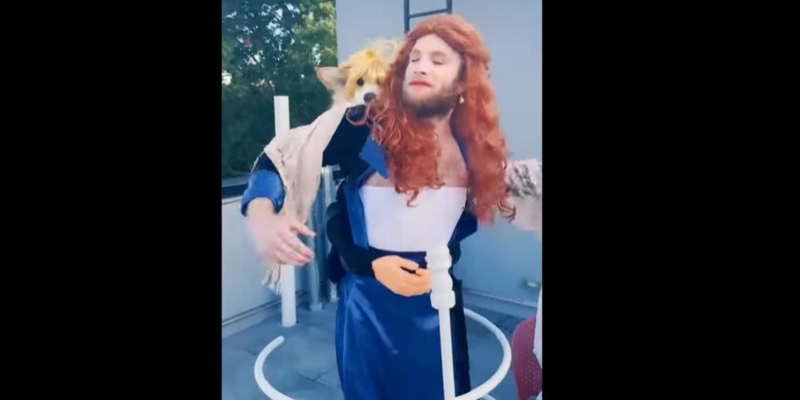 For Halloween, a man recreates a well-known Titanic stance with his dog. You’ll find video amusing