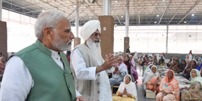 PM Modi pays a visit to Radha Soami Satsang Beas in Punjab and meets with Chief Dhillon