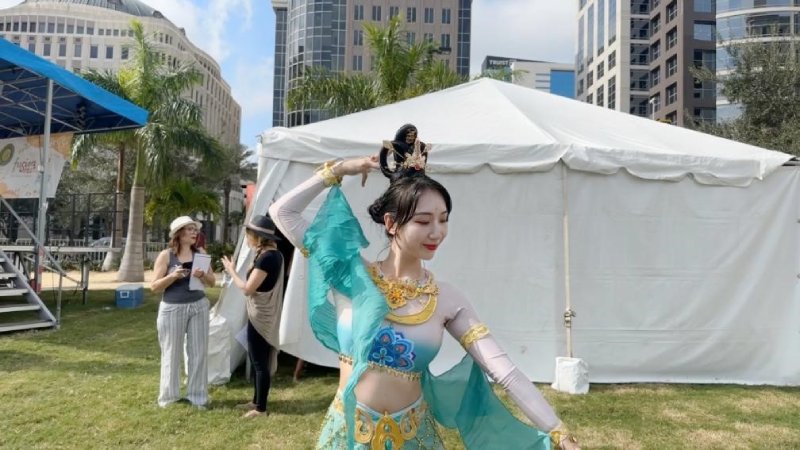 Young Chinese dancer leads Orlando residents into Dunhuang