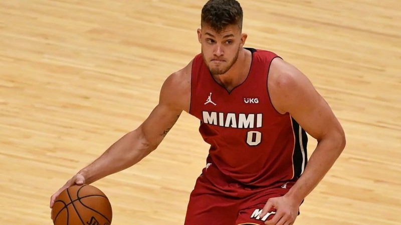 Meyers Leonard has signed a 10-day contract with the Milwaukee Bucks