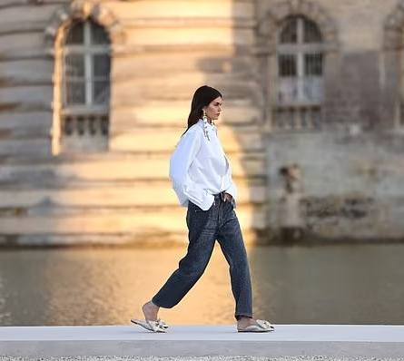 The most effortless it-girl look is worn by Kaia Gerber as she walks the Valentino runway show