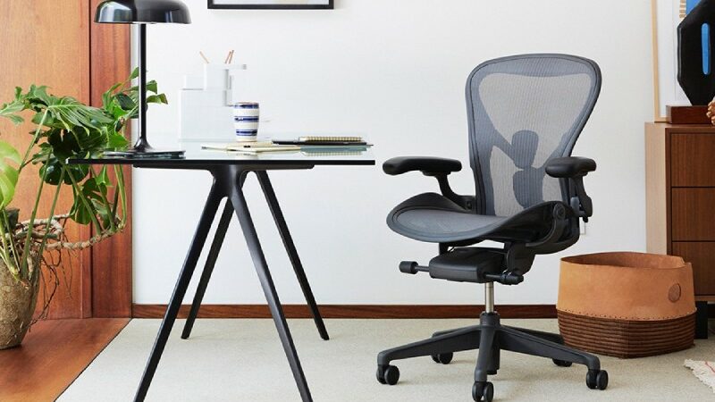 Standing Desk vs Ergonomic chair: which is better?