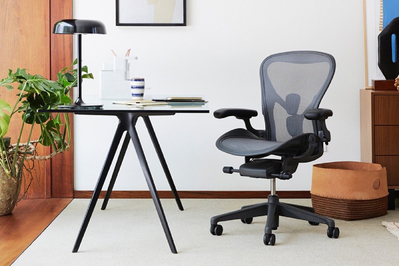 Standing Desk vs Ergonomic chair: which is better?