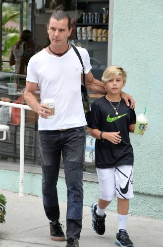 Gwen Stefani’s child Kingston Rossdale makes unrecorded music debut at Blake Shelton’s bar