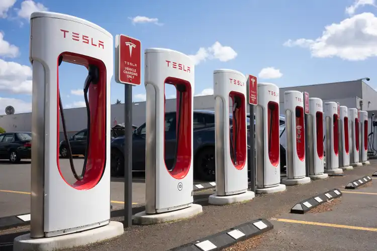Tesla informs new customers at Superchargers of limit blockages