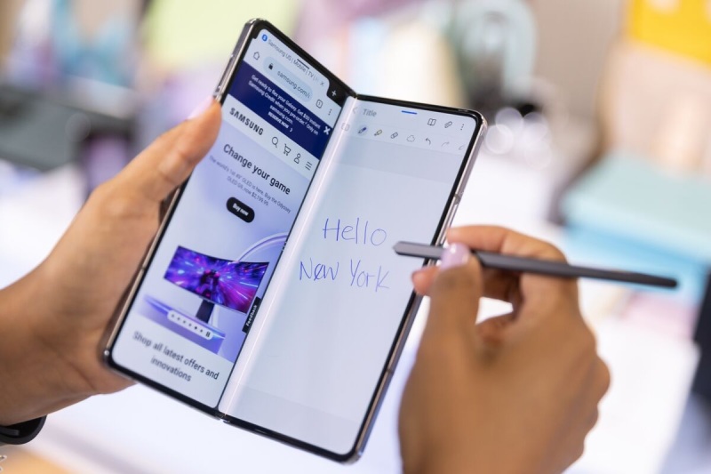 First Look at a Possible Foldable and Rollable  Samsung Smartphone