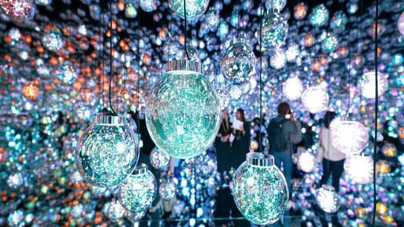 Shining Lights and “Swaying” Spheres at a Brand-new Art Museum in Tokyo