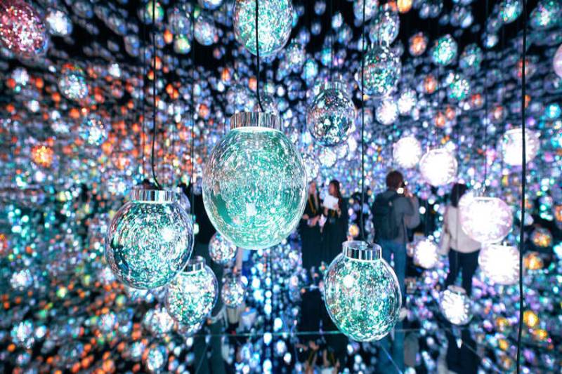 Shining Lights and “Swaying” Spheres at a Brand-new Art Museum in Tokyo