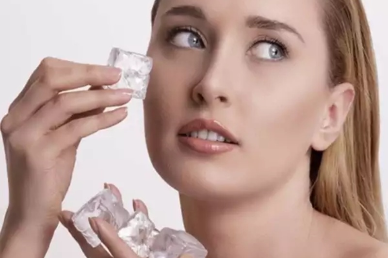Every Night, Apply Ice Cubes to Your Face for 5 Amazing Beauty Benefits