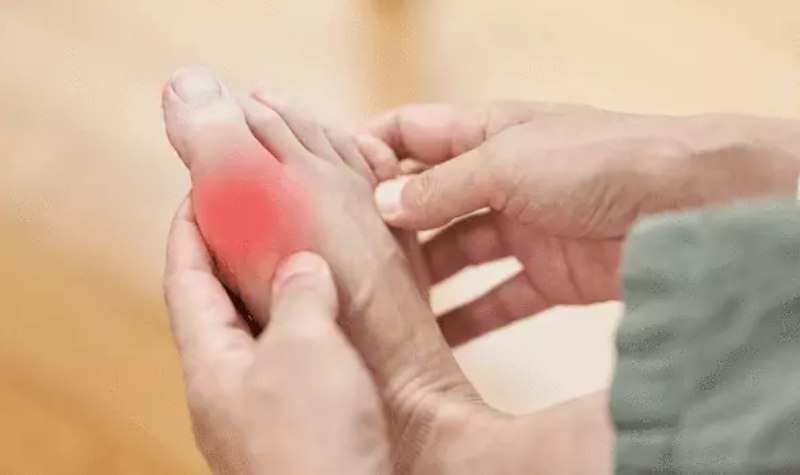 Signs and Symptoms of Vitamin B12 Insufficiency in Males Over 50: The Warning Indications of RLS, Cold Feet, and Leg Pain