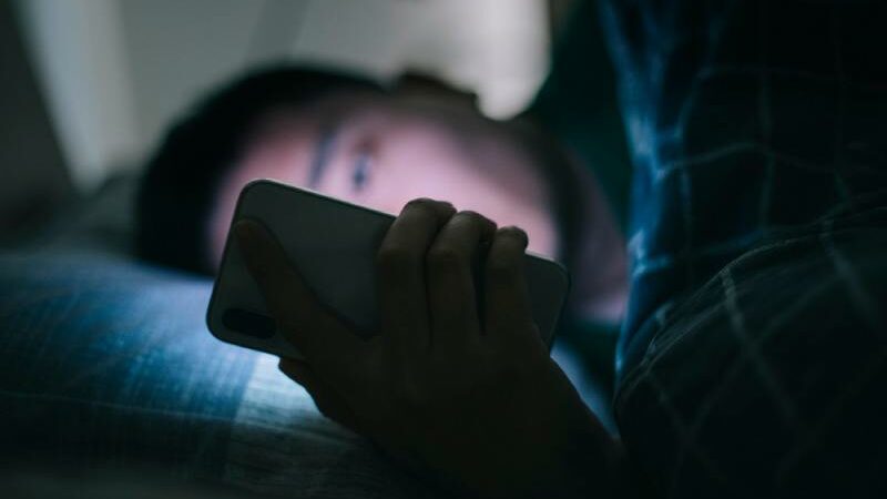 Using a Mobile Phone at Night Poses 7 Dangerous Health Risks