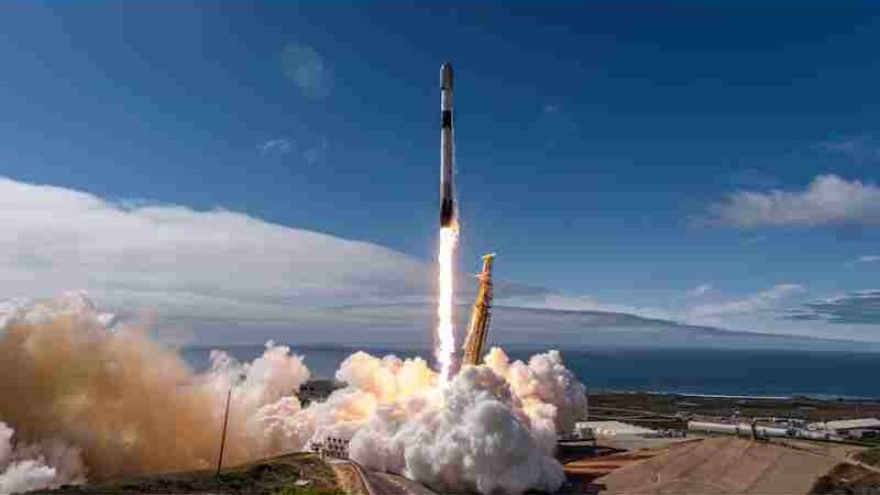 SpaceX Launches 26 Starlink Satellites From Vandenberg SFB on a Falcon 9 Rocket